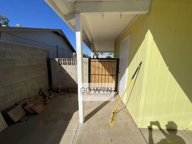 Building Photo - 4 Bed/ 2 Bath - House With Backyard!