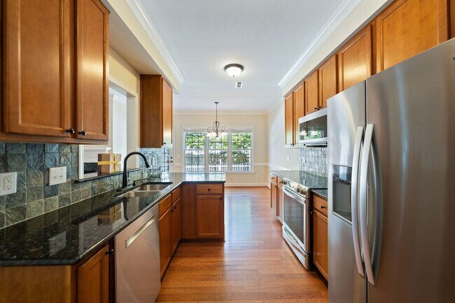 Foto del edificio - Great 4 Bedroom 2.5 Bathroom Townhome Loca...