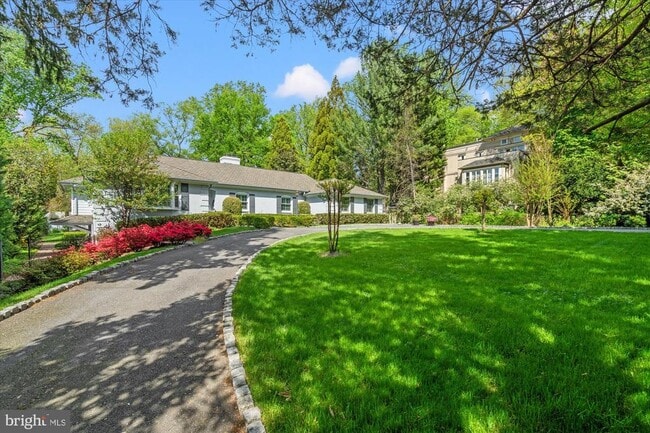 Foto del edificio - 4905 Dorset Ave