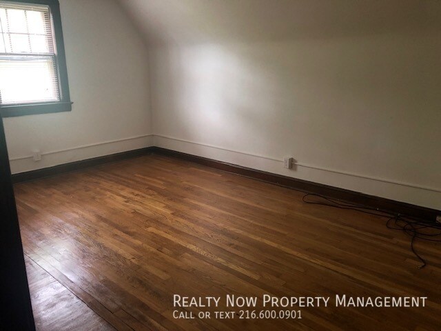 Building Photo - Cleveland Heights 1 bedroom 3rd Floor
