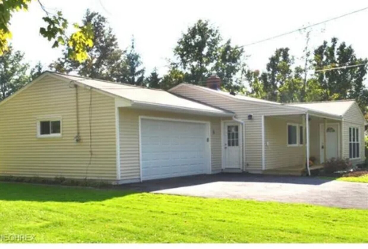 Lista para entrar a vivir, esta acogedora casa estilo rancho se encuentra en un terreno de 0.77 acres en la muy solicitada comunidad de Solon. - 35030 Pettibone Rd