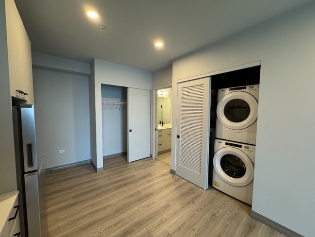Building Photo - 2131 N Elston Ave