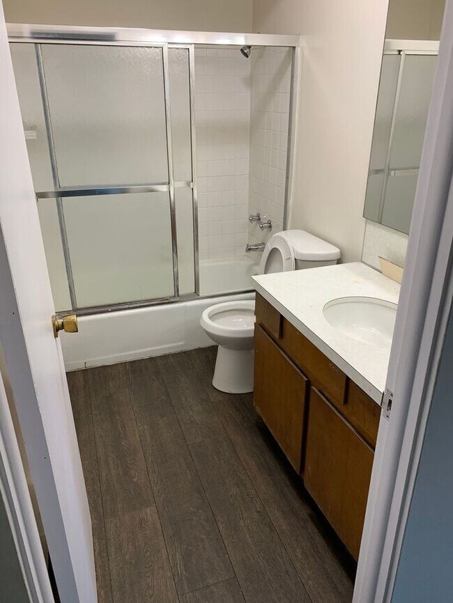 Building Photo - 2 Bedroom apartment in great location
