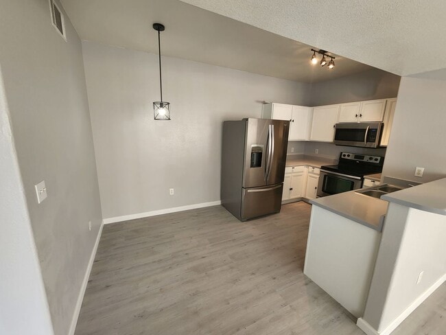 Building Photo - Beautifully Updated 2nd Floor-Condo 2BED/2...