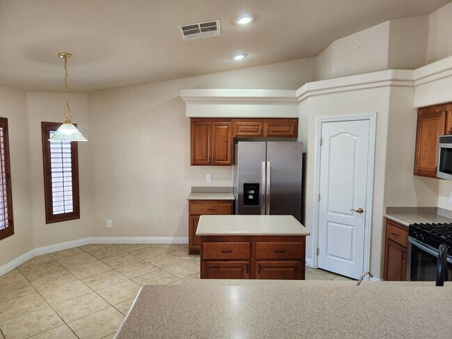 Building Photo - Large single story Home