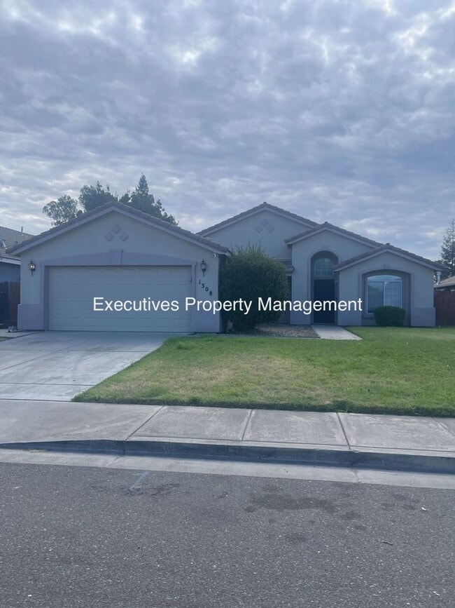 Building Photo - 1308 Fairway Dr