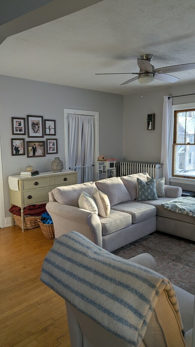 Sala de estar - 1534 Jefferson St NE