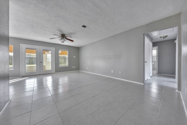 Building Photo - House For Rent