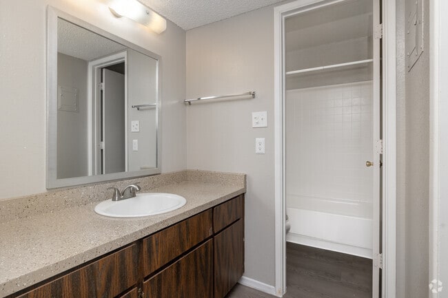 2BR, 1BA - 726SF - Bathroom - Knollwood Terrace