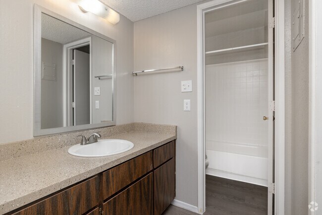 2BR, 1BA - 726SF - Bathroom - Knollwood Terrace