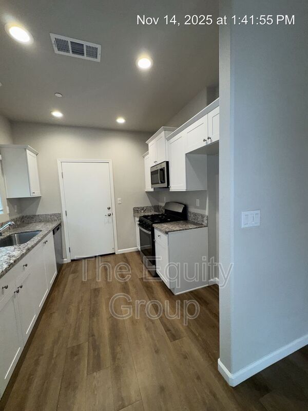 Building Photo - 418 S Summit St