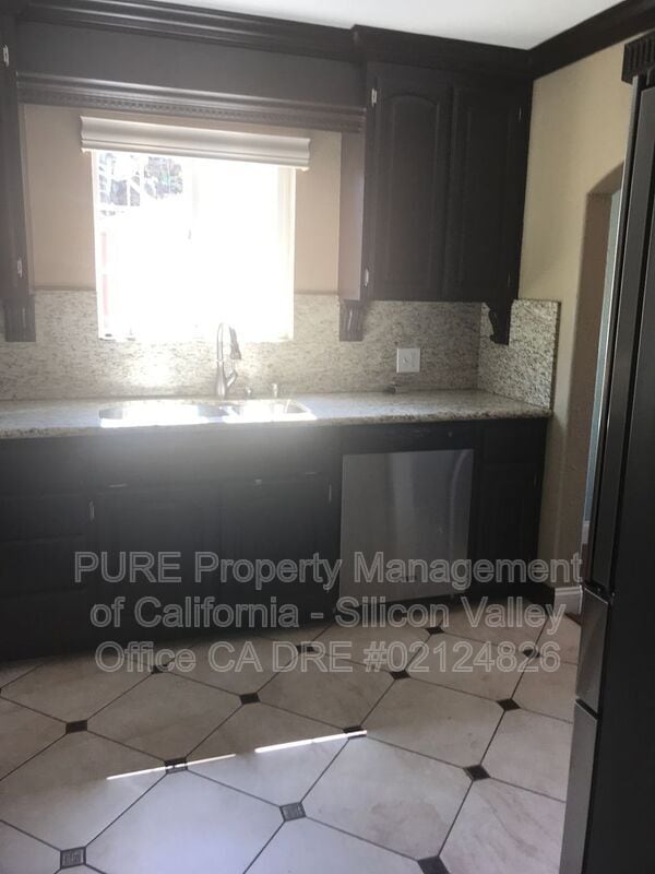 Building Photo - 1520 E St John St