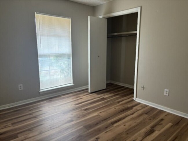 Building Photo - 4528 Sandlewood Dr