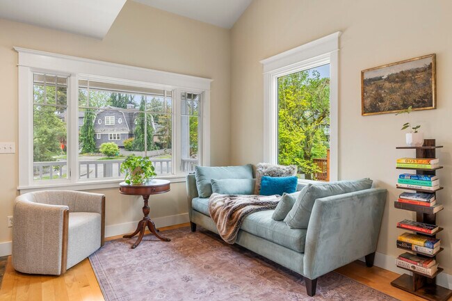 Foto del edificio - 6033 McKinley Pl N