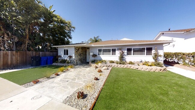 Building Photo - 4BD 2BR, Separate Backyard