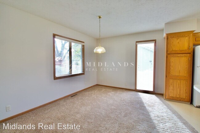Building Photo - 3 br, 2.5 bath House - 1611 S 168th Avenue