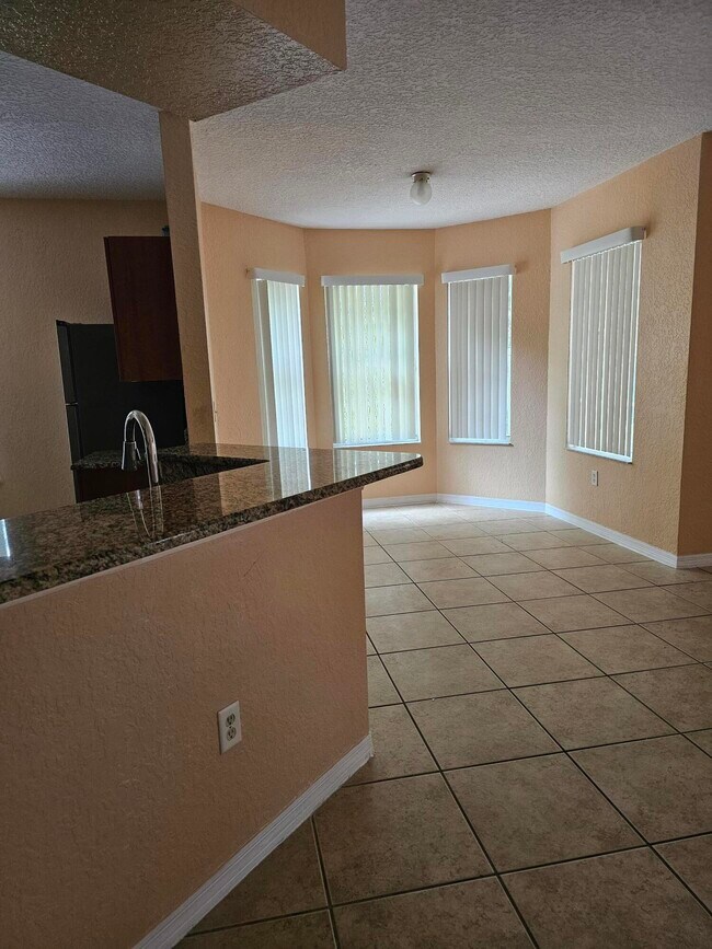 Foto del edificio - 150 SW Peacock Blvd