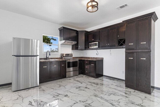 Foto del edificio - 10799 E Drake St