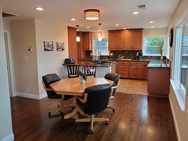 comedor y cocina - 2461 Fire Mountain Dr