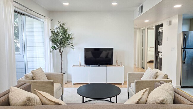 Building Photo - Furnished Apartment!