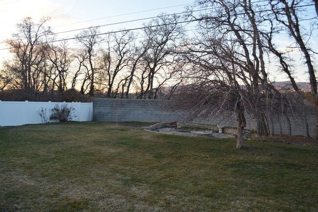 Building Photo - 1901 E Hillcrest Ave