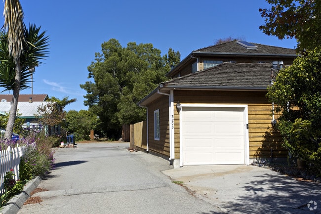Building Photo - 3225 Scriver St