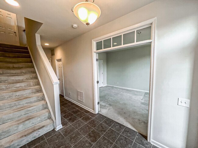 Foto del edificio - Beautiful and Spacious 3 Bed 2/2 Bath Bric...
