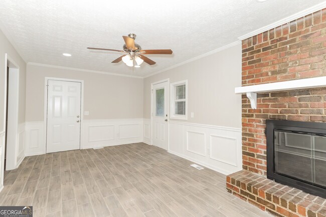 Foto del edificio - 246 Timber Lake Cir