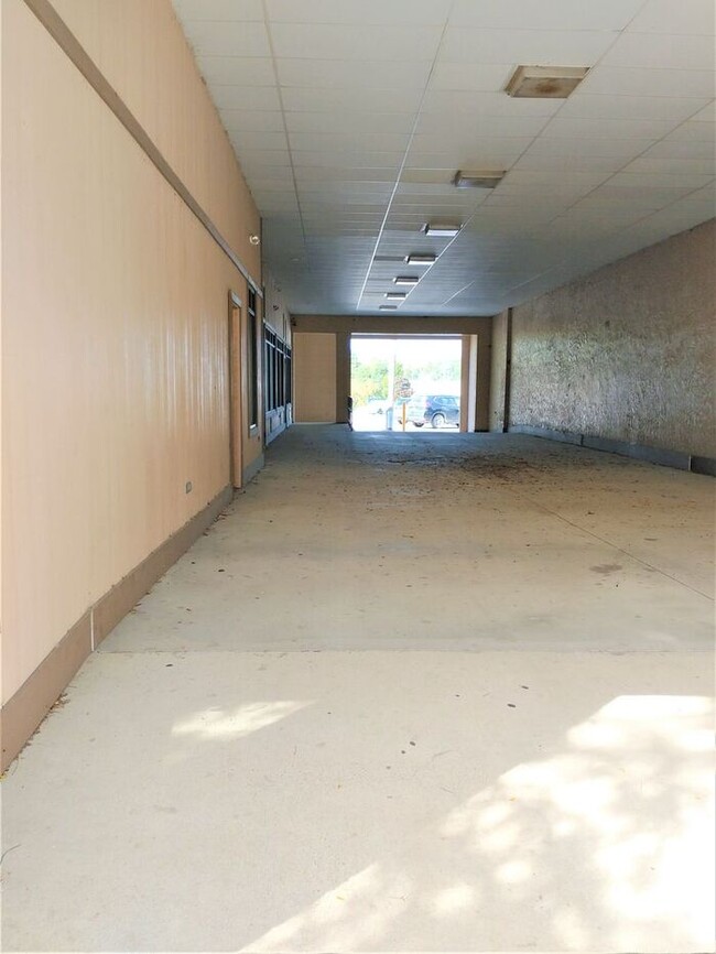 Foto del edificio - FOR LEASE- Prime Downtown Oelwein Commerci...