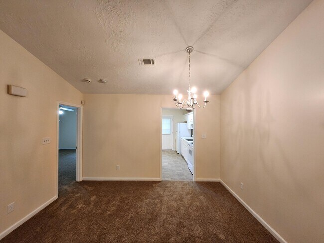 Building Photo - 526 Edgecliff Ln
