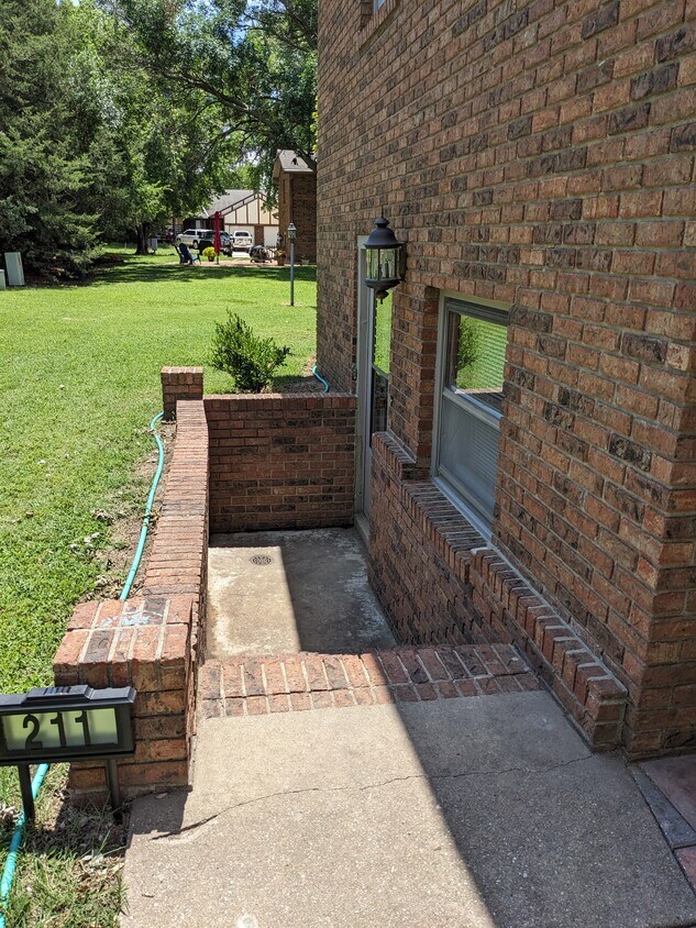 Entry - 211 W 13th St