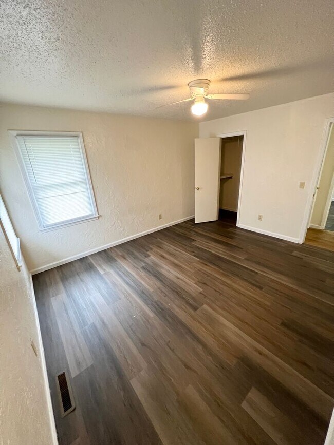 Foto del edificio - Available Now! 3 bed/2 bath/2 car with fen...