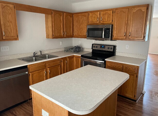 Building Photo - 3250 Summercroft Ln