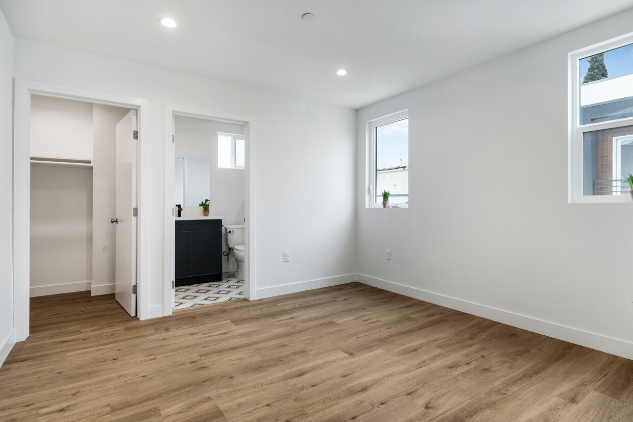 Foto principal - 334 N Alexandria Ave