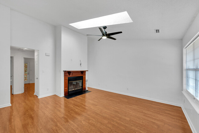 Building Photo - 225 Lantana Ln