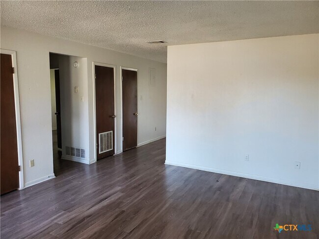 Foto del edificio - 209 Oak Trail Dr