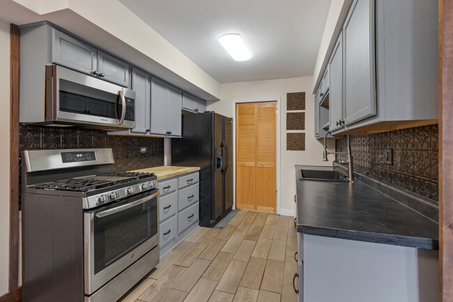 Building Photo - 7556 Bristol Ln