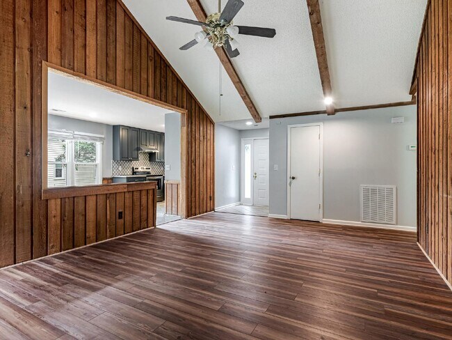 Building Photo - Cute as a button ranch home!