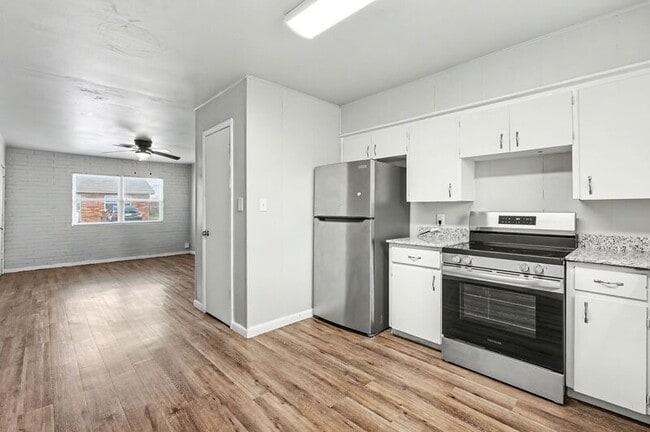 Photo - 704 W Oak St Apartment