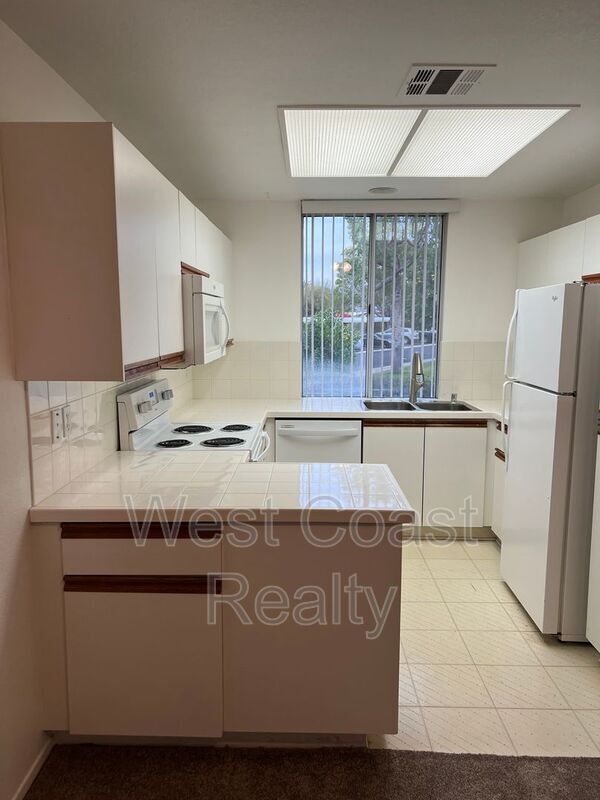 Building Photo - 401 El Cielo Rd