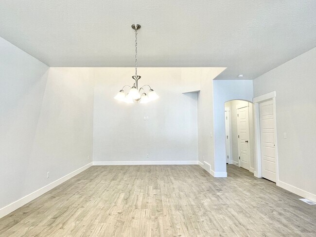 Building Photo - Beautiful Herriman Townhome at Mountain Ri...