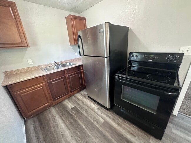 Building Photo - 2902 E Shadybrook Ln