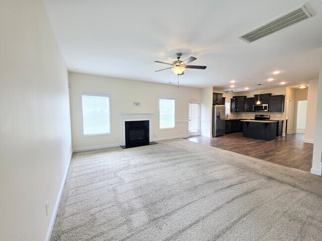 Building Photo - Beautiful Wilmington Floor Plan In Wedgefi...