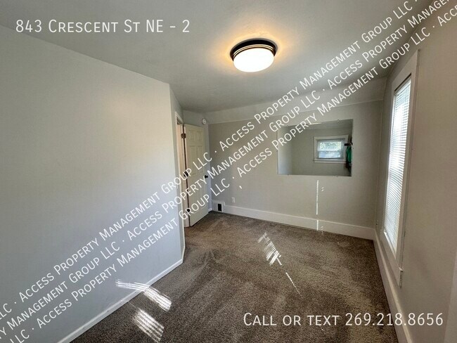 Foto del edificio - Midtown Neighborhood Two Bedroom Upper Unit