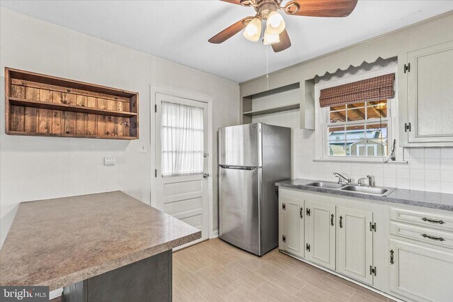 Foto del edificio - 3 Bedroom Brick Cape Cod in York Suburban School District!