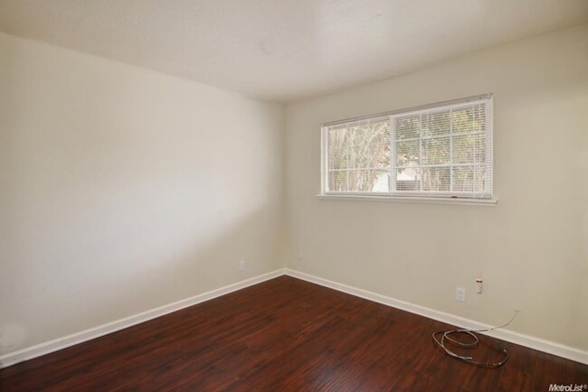 Building Photo - Beautiful 3 Bedroom duplex