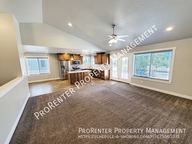 Building Photo - Like New 5 Bed, 3 Bath Roy Home