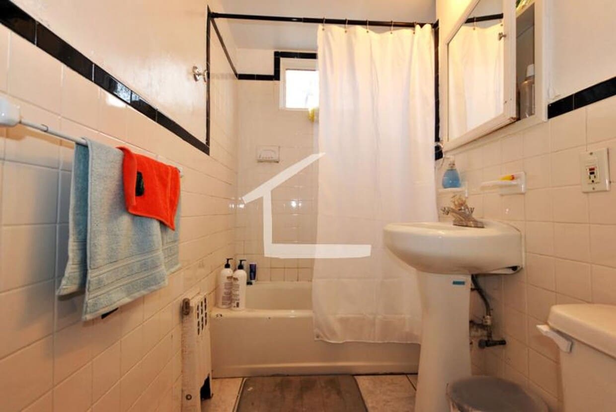 Primary Photo - Nice 3 bed in oak square