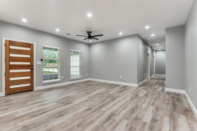 Foto del edificio - HALF OFF FIRST MONTH'S RENT! Brand new 4 B...