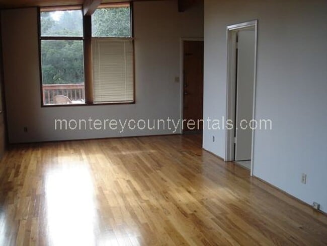 Foto del edificio - Enjoy this great home with dramatic bay views